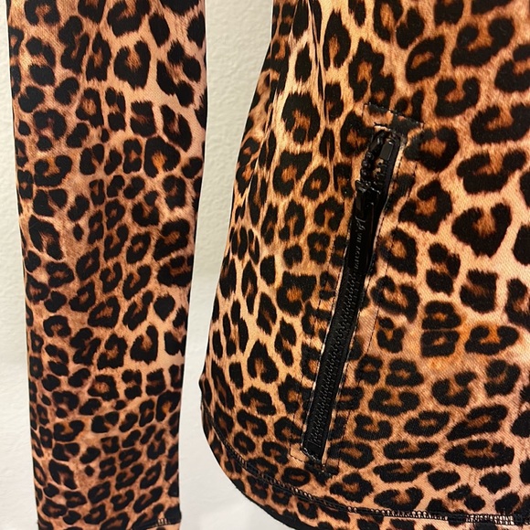 VIE ACTIVE NWOT LEOPARD 🐆 PRINT ZIP UP HOODIE XS - Picture 3 of 10